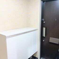 スッキリ玄関で床はおしゃれなフロアタイルにリフォームしています♪玄関