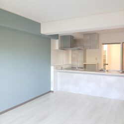 アクセントカラーのオシャレな壁紙♪居間