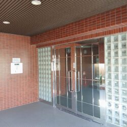 落ち着いた雰囲気のエントランスです♪外観