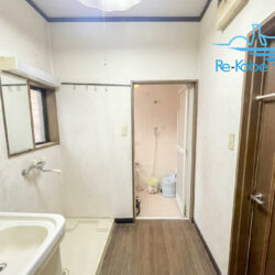 キッチンと繋がる洗面・浴室♪ 廊下からも入れて同線の良い作り♪  ※AIによる家具消し加工有り風呂