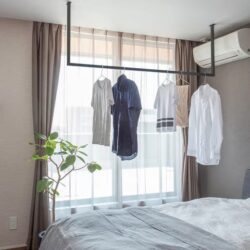 洗面所の上部にはアイアンの吊り下げバーを設置します※当社施工事例内装