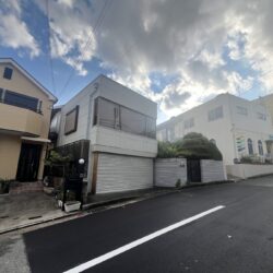 前面道路も広いので安心♪外観