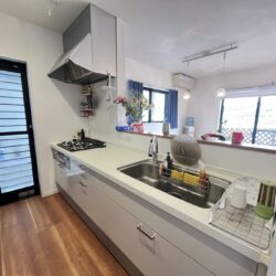 白のキッチンですので、どんな家具とも相性が良く使いやすいです♪キッチン