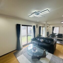 リビングは二重窓にされており、室温も快適に♪外部の音も遮断♪本当に静かで心地よいリビングです♪居間