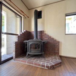 外国の雰囲気漂う暖炉♪憧れが実現します♪居間