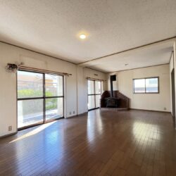 広くて明るいリビング♪窓からウッドデッキのあるお庭が覗いております♪居間