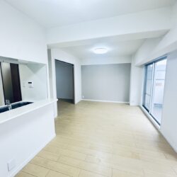 フローリングも貼り替え済でキレイで明るい室内♪居間