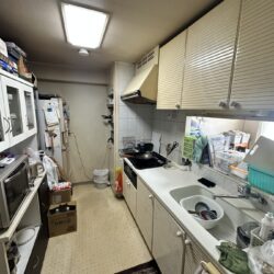 リビングに抜けるキッチンなので開放的♪キッチン