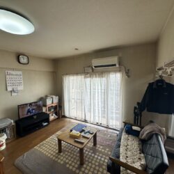 バルコニーから陽の光が入る明るいリビング♪居間