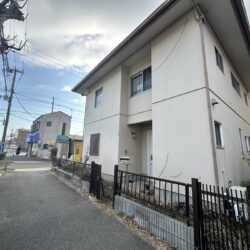 東側は歩道になっておりお子様がいても安心♪外観