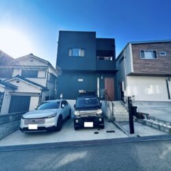 スタイリッシュな外観の築浅戸建です♪ 室内かなり丁寧にご使用されております♪外観