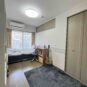 居間 5.5帖の洋室にはクローゼットもついているのでスッキリとしたお部屋に♪ このお部屋も光がたくさん入ります♪