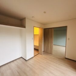 リビング横の洋室にはウォークインクローゼットが付いており収納力抜群♪洋室