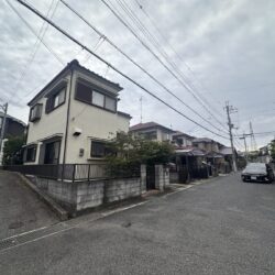 外構ブロックの造作でカースペースと駐輪場とバイク置場も確保できます♪外観