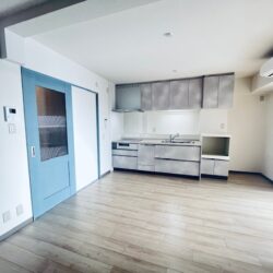 くすみブルーがアクセントの可愛い扉♪居間